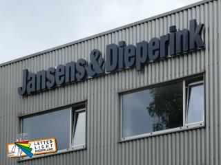 Gevelbelettering losse doosletters achteruitlichtend